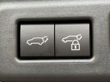 【パワーバックドア】スマートキーや運転席のボタンを押すだけでリアゲートが自動で開閉します!荷物を持っている時や、高い位置にあるバックドアを閉める際に便利な機能です♪