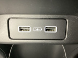 その下には充電可能なUSB端子が2個ついています。移動中に充電もできるので便利です。