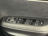 格納式リモコンドアミラーと、パワーウィンドウマスタースイッチです。車内の換気も運転席から簡単に行えます。