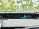 車両情報をひと目で確認できるメーター。シンプルながらも機能的なデザインが、ドライビングをより快適にします。