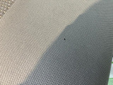 運転席シートに穴があいています。