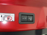 電動式バックドアです。 荷物を持ったままでもボタン一つで自動的に開け閉めできるので便利ですよ。 挟み込み防止機能も付いていますのでお子様の手や荷物を挟み込むのを防いでくれますよ。