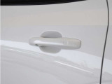 キーレスエントリー搭載。キーを持ったままドアノブを握れば自動で開錠〜エンジン始動までスマートに操作が可能です。ロック時はドアのセンサー部に軽く触れるだけで施錠されます。