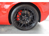 リア 345/25ZR21 ZO6専用スパイダーデザイングロスブラック鍛造アルミホイールを装着。