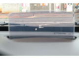 【HUD】運転席フロントガラス部分には、走行中の情報が映し出されるヘッドアップディスプレイ。
