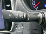 視界を確保するワイパーレバー。雨天時でもクリアな視界を保ち、安全な運転をサポートします。