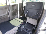 【多彩なシートアレンジ】リアシートを片側倒すと長物も運べます。お近くのホンダカーズ総社までお越しください。