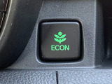 ECONスイッチを押すと・・・運転の仕方によるロスを抑え込み、燃費をよくするようクルマが頑張ります!他にも、エアコンの風量を抑えて、エンジン負担を軽減したりと幅広く活躍します!