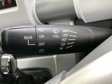 運転状況に合わせてワイパーの速度を調整できます。雨天時でもクリアな視界を確保し、安全な運転をサポートします。