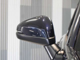 【ドアミラーウインカー】ウインカーと連動してミラー外側部分が点灯します。対向車や歩行者、並走するバイクや自転車からの視認性が上がります。