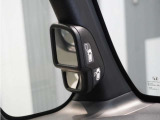 【サイドビューサポートミラー】通常は運転席から見えない左フロントタイヤの前方を映し出すミラー。さまざまなシーンで安心感のある運転をサポートします。