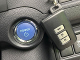 【スマートキー】カバンやポケットに入れたままでもドアの施錠・解錠が可能なスマートキーを装備。エンジンのオン・オフ時もカギを取り出す必要が無いからとっても便利です♪