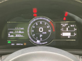 速度や燃料残量など、運転に必要な情報を一目で確認できます。視認性の高いデザインで、安全運転をサポートします。