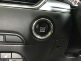 【 プッシュボタンスタートシステム 】 「アドバンストキーを携帯し、ブレーキペダルを踏みながらインパネ上のボタンを押すだけで、エンジンの始動/停止ができます。」