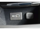 スマートフォンをUSB接続すると、グーグルマップやヤフーナビを表示することが出来るアップルカープレイが利用できます。