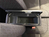 センターアームレスト付きで運転中も腕が楽々!