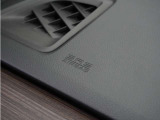 ◆助手席エアバッグ◆SRSエアバッグは、シートベルトだけでは防ぎきれない衝突時の衝撃から乗員を守るための安全装置。衝突時に瞬時に膨らみ、頭部や胸部がダッシュボードに直接衝突するのを防ぎます。