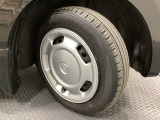 純正スチールホイールには専用ホイールトリム(カバー)を装着しております。足元を引き立てます。