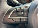 【ステアリングスイッチ】ステアリング上のスイッチで音量調整や通話操作が可能。運転中も手を離さずに操作でき、安全性と快適性を両立します。