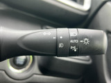視認性の高いウインカーレバー。スムーズな操作で、安全な車線変更や右左折をサポートします。夜間走行時も安心です。