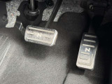運転席足元のペダルです。