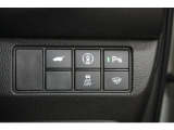 ホンダセンシングが装備されています。アダプティブレーダークルーズやレーンキープアシスト、車線逸脱防止機能なども備えていて、ロングドライブも快適で安全にお楽しみいただけます。
