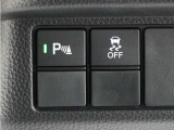 パーキングセンサーシステム搭載。センサーが周辺の障害物を検知。音やディスプレー表示等で障害物との距離をお知らせし、ドライバーに注意を促します。バックでの駐車時や狭い駐車場での出庫時などに役立ちます。