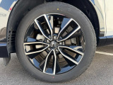 純正アルミホイールです。タイヤサイズは、225/50R18です。