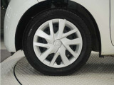 ◆純正ホイール装着車◆シンプルなデザインのホイールキャップ付きです。