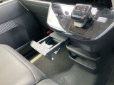 運転席側のドリンクホルダー。