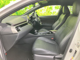 運転席側のドアは、操作性にも優れており、スムーズな開閉を実現します。細部にまでこだわった設計が、快適性を高めています。