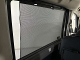2列目席用ロールサンシェード付き 日差しがまぶしいと感じたときに引き出せば、日差しを緩和してくれるため車内を快適に過ごすことができます。