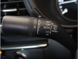 【オートワイパー機能】レバーをAUTOの位置にしているとき、レインセンサーが雨を感知すると、雨量に応じて、ワイパーが自動で作動します。