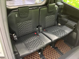 大人数での移動も快適にサポート。3列目シートの格納機構もスムーズで、荷室の拡張も容易です。家族旅行にも最適です。