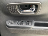 運転席からスイッチ1つでスライドドアを操作でき、荷物を持った方やお子様お年寄りの乗降りがとても楽になります♪