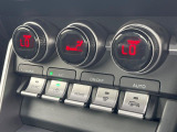 【左右独立型フルオートエアコン】運転席と助手席でそれぞれお好みの温度に設定可能。同乗者にも配慮した、快適な空調をお届け致します。