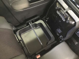 シートの下にも大きな物入が有ります。とっても便利です。