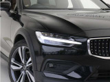 ひときわ印象的なT字型のLEDヘッドライトは、新世代のボルボを象徴するユニークなアイコンとなっています。LEDデイタイム・ランニング・ライトやポジションライト、ウインカーの役割も果たします。