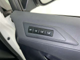 シートメモリー機能装備付きです。シートの位置をそれぞれ記憶しておく事ができるので、ご家族や、複数の方で車を乗られるオーナー様には、便利な機能です。