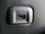 ■2列目2個、3列目2個のUSB電源ソケット設置されており後部座席に乗車された方も携帯電話の充電が出来て便利です。助手席側3列目にはスライドドア開閉ボタンがあります。