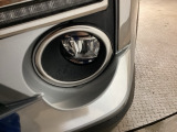 【フォグライト】霧などの悪天候時、自車の位置を示すとともに前方や路肩が見えずらい時、近い位置をワイドに照らしてくれます。