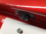 車の後方に小型カメラが付いておりバックする際の後方の様子をモニター上に表示します。