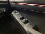 電動格納式リモコンドアミラーと、パワーウィンドウスイッチ等は運転席ドアにあります。