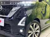 【LEDヘッドライト】悪天候や夜間走行時も良好な視界を確保し安心して運転できる高輝度LEDヘッドライトを装備!点灯速度が早く、消費電力も抑えられています。