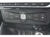 オートエアコンで快適な車内でドライブを楽しめます。