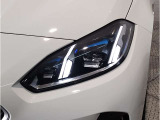 【LEDヘッドライト】先進のLEDテクノロジーを採用。放射される白色光の周波特性は太陽光に近く、バイキセノン・ヘッドライトを上回るコントラストで更に明るく輝きます!