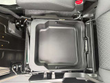 助手席下収納スペース