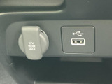 握りやすいステアリングホイール。操作系のスイッチも配置されており、運転中の操作が容易に行えます。