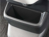 インパネ中央の下部には、ごみ箱としても使用する事ができるセンターロアボックスを装備しております。