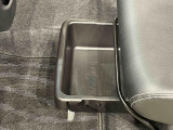 靴などが収納できる便利な助手席シートアンダートレイが付いてます